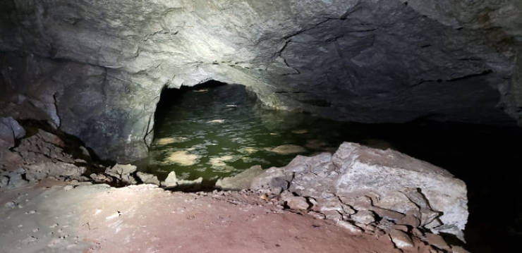 giant_sinkhole_appeared_in_south_dakota_people_immediately_ventured_forth_to_investigate_640_08.jpg