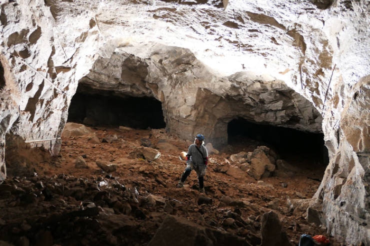giant_sinkhole_appeared_in_south_dakota_people_immediately_ventured_forth_to_investigate_640_14.jpg
