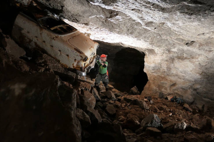 giant_sinkhole_appeared_in_south_dakota_people_immediately_ventured_forth_to_investigate_640_18.jpg