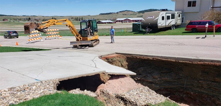 giant_sinkhole_appeared_in_south_dakota_people_immediately_ventured_forth_to_investigate_640_21.jpg