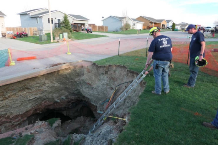 giant_sinkhole_appeared_in_south_dakota_people_immediately_ventured_forth_to_investigate_640_25.jpg