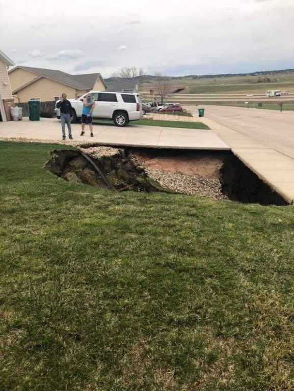 giant_sinkhole_appeared_in_south_dakota_people_immediately_ventured_forth_to_investigate_640_high_01.jpg