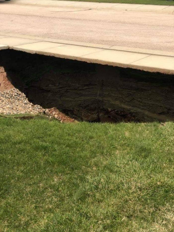 giant_sinkhole_appeared_in_south_dakota_people_immediately_ventured_forth_to_investigate_640_high_02.jpg