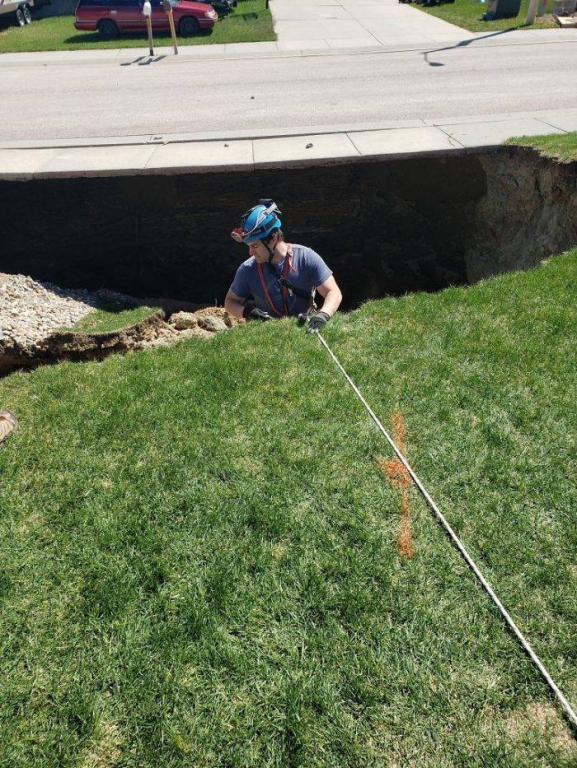 giant_sinkhole_appeared_in_south_dakota_people_immediately_ventured_forth_to_investigate_640_high_04.jpg