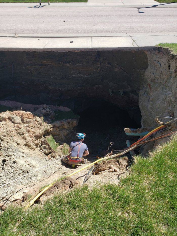 giant_sinkhole_appeared_in_south_dakota_people_immediately_ventured_forth_to_investigate_640_high_05.jpg