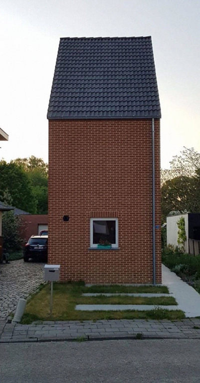 guy_shows_belgiums_ugliest_houses_and_why_is_there_so_many_of_them_640_high_05.jpg