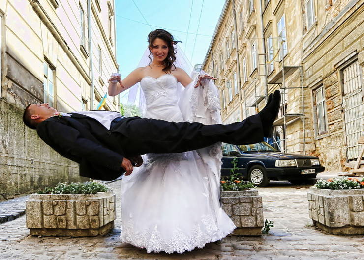 marriage_photos_with_a_bit_of_extra_fun-5[1].jpg