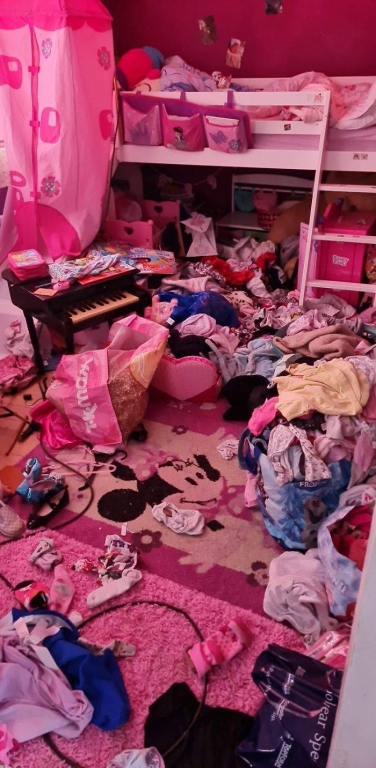 uks_messiest_bedrooms_are_not_a_pretty_sight-13.jpg