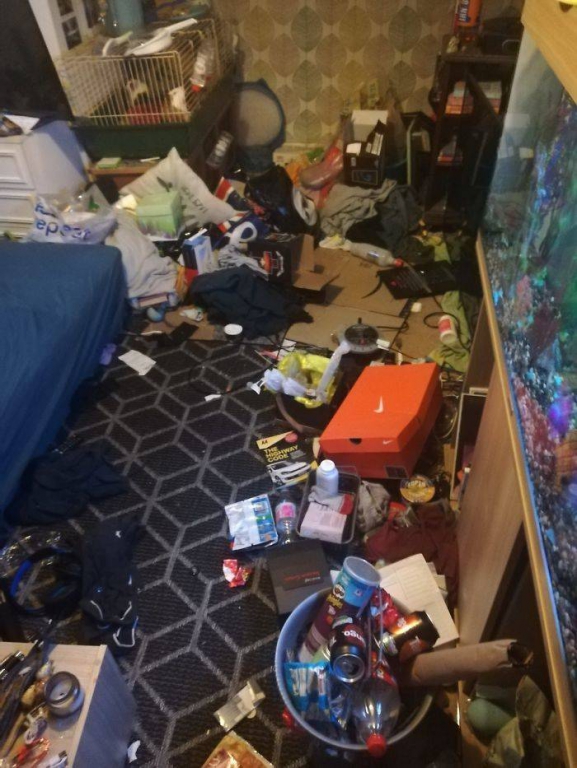 uks_messiest_bedrooms_are_not_a_pretty_sight-15.jpg