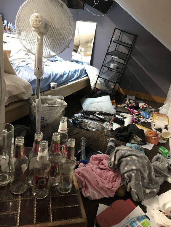 uks_messiest_bedrooms_are_not_a_pretty_sight-4.jpg