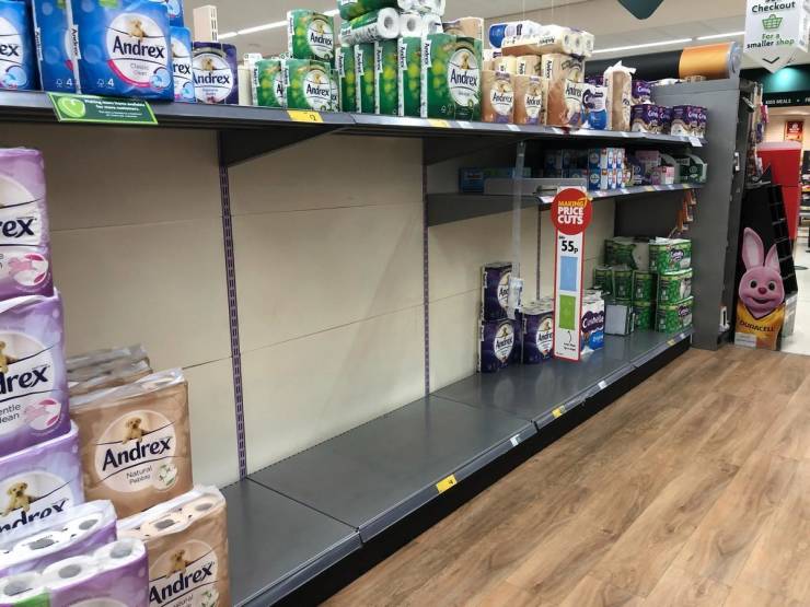 uk_shopping_mall_shelves_are_empty_again_640_11.jpg