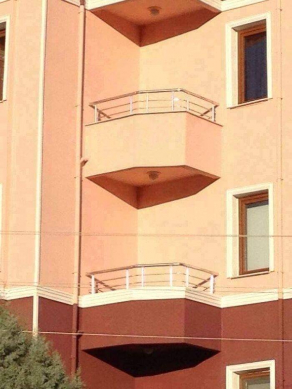 these_are_some_weird_balcony_designs_640_high_09[1].jpg