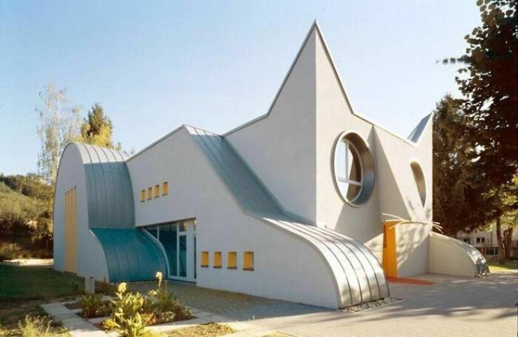 these_unique_buildings_are_kind_of_weird_640_02.jpg