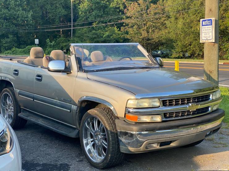 there_are_some_really_weird_cars_in_here-1[1].jpg
