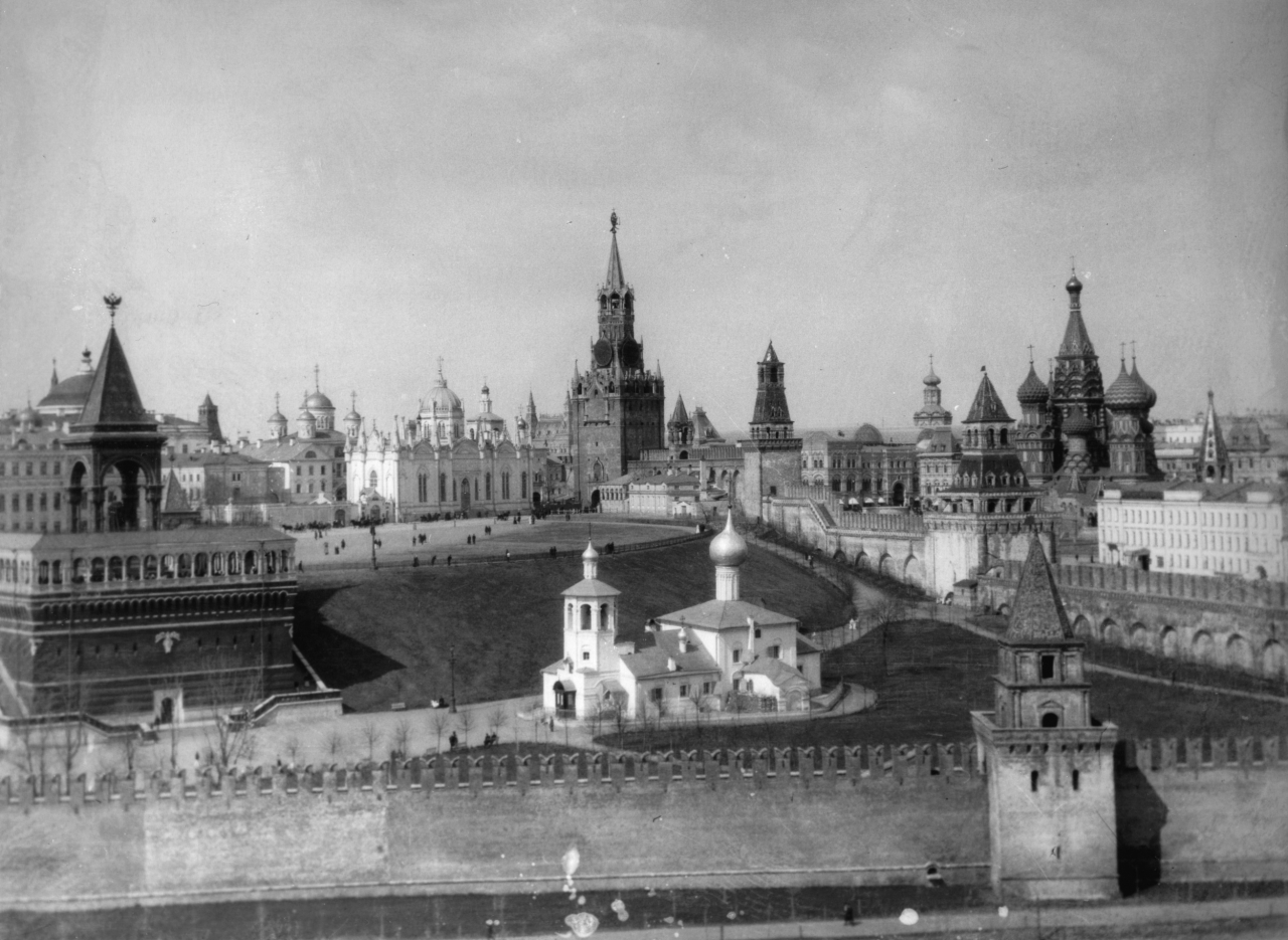 view-of-the-moscow-kremlin-from-the-moskva-river-russia-c190-1[1].jpg