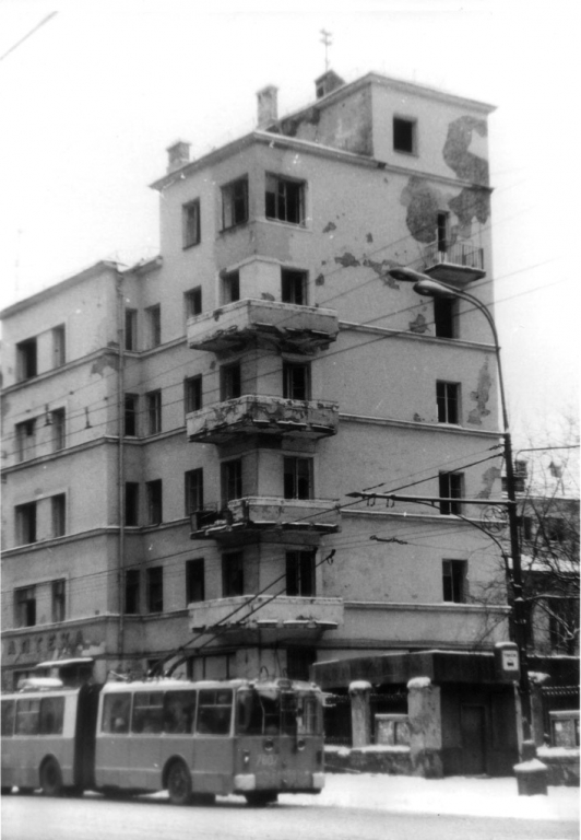 43711 Дубровка. Полуразрушенные дома в 1990-х гг.jpg