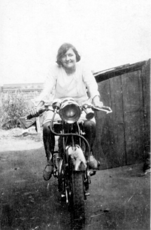 vintage-female-motorcycle-riders-28.jpeg