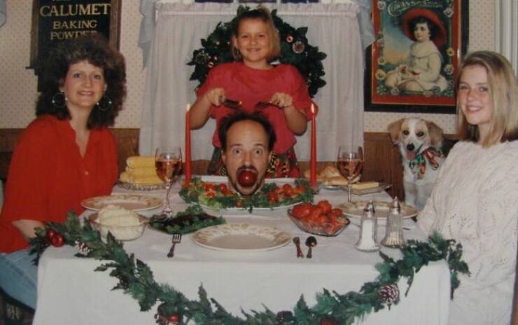 family_christmas_photos_are_always_somewhat_awkward_640_43[1].jpg
