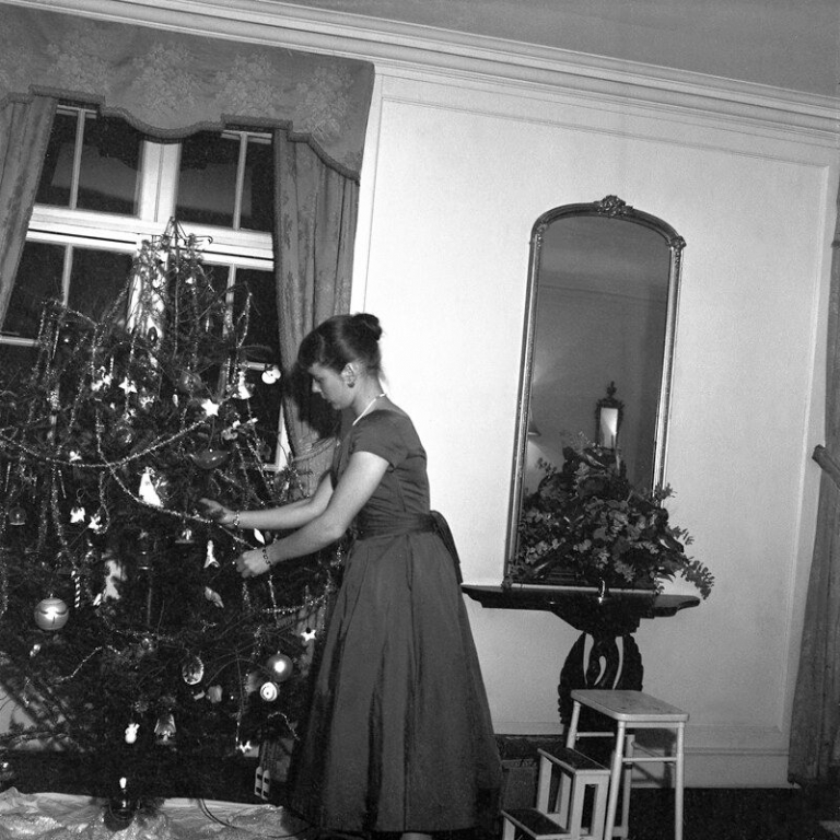 vintage-christmas-tree-decoration-8.jpeg