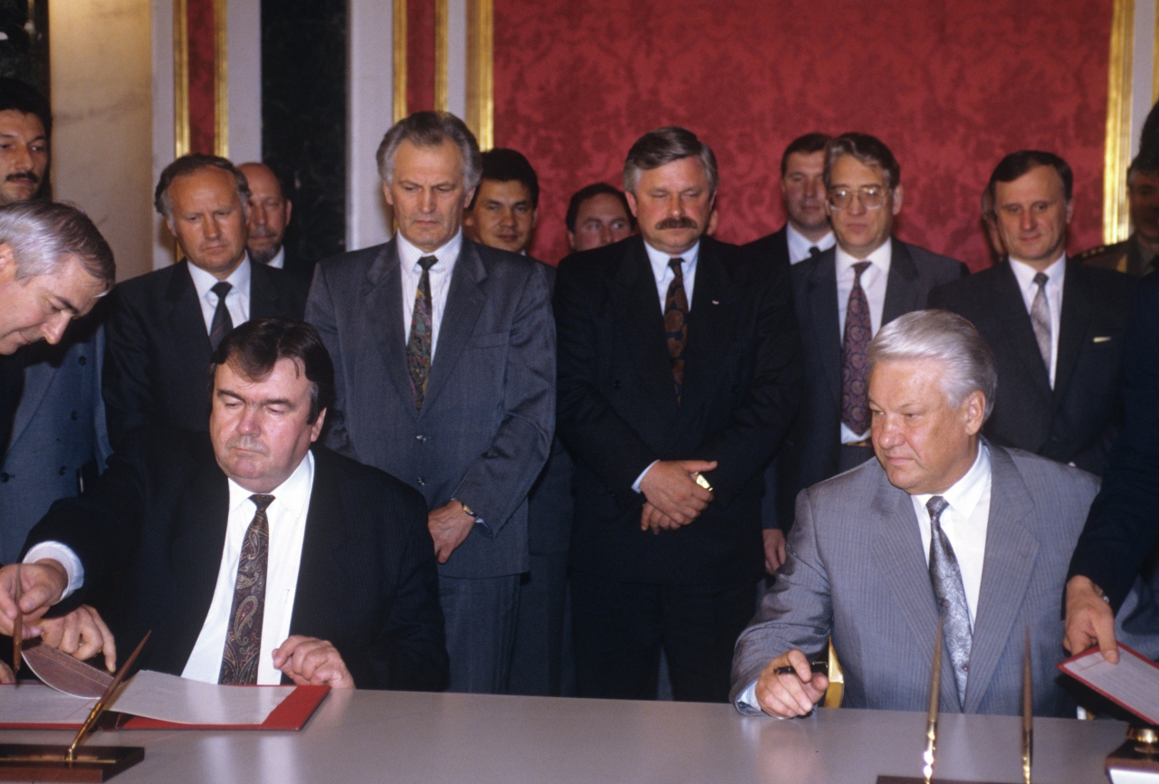 1992 Президент РФ Б. Ельцин и президент Молдовы Мирча Снегур во время подписания договора о мерах по урегулированию конфликта в Приднестровье. Ал-р Макаров.jpg