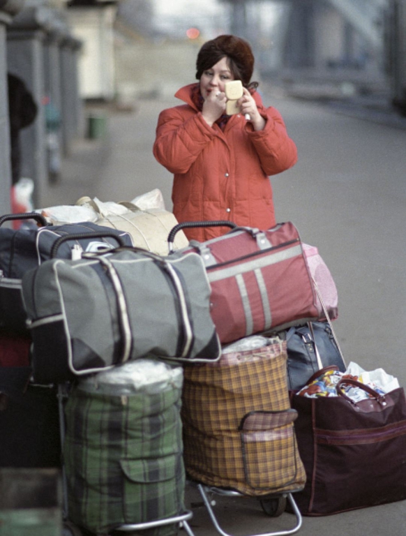 Минск, 1992 год. Женщина в болоневой куртке. Фото РИА Новости.jpg