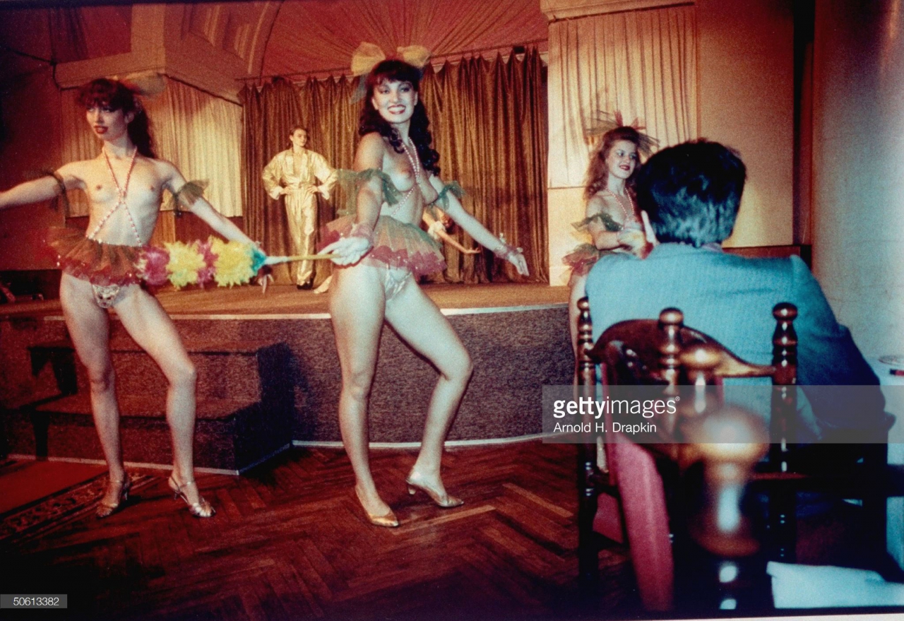 1992 Москва Topless dancers performing in floor show at cabaret in Ukrainia Hotel. Photo by Arnold H. Drapkin.jpg