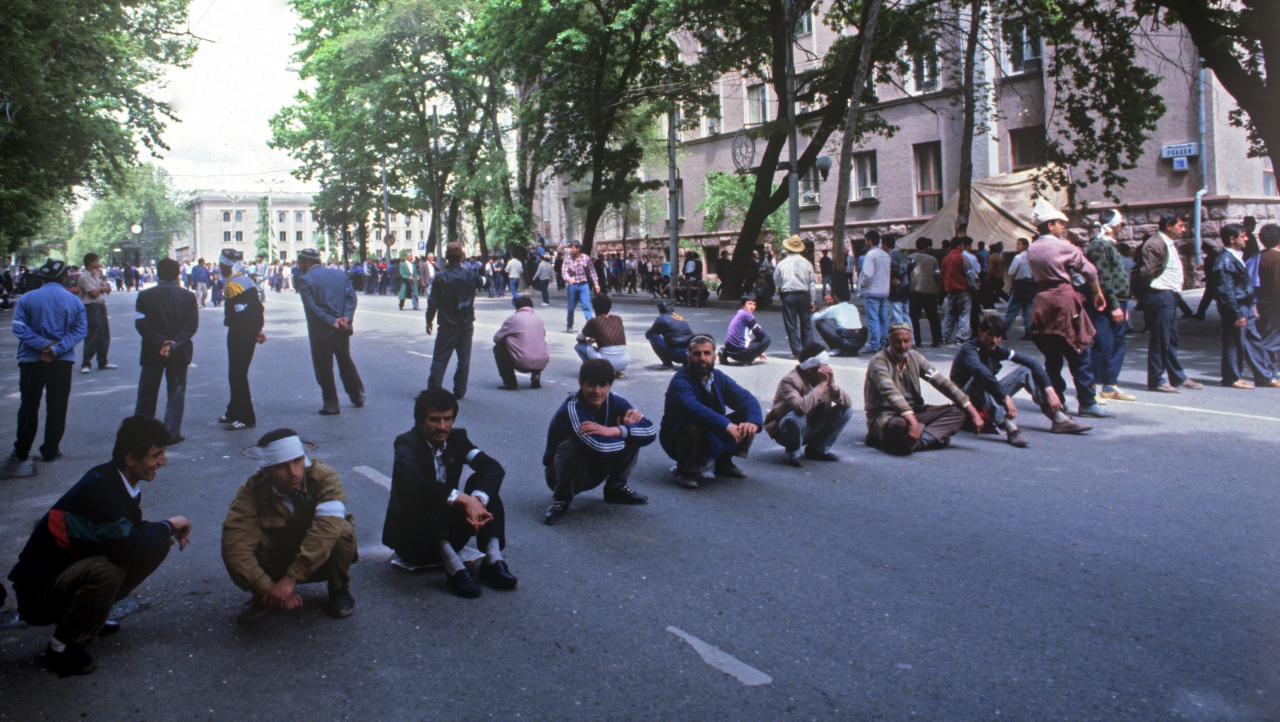 1992 Протестующие на площади Шахидон в Душанбе, Ратушенко, РИА Новости.jpg