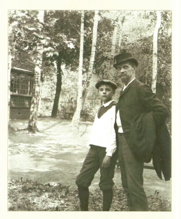 1725529 Академическая улица. К.А. Тимирязев с сыном во дворе жилого дома.jpg
