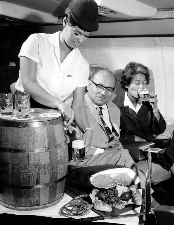 stewardess-bier-vom-fass-1962.jpg