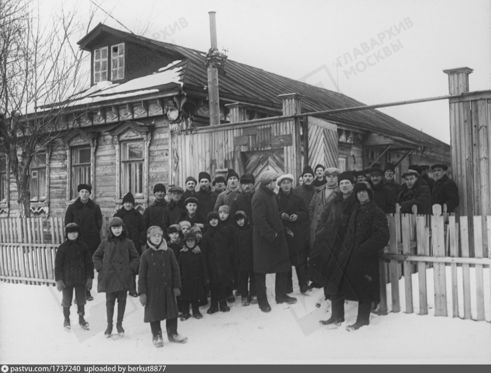1737240 Группа сельских жителей, записавшихся в колхоз им. И. В. Сталина у дома правления колхоза.jpg