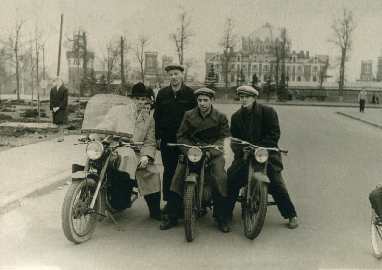 1562466 Мотоциклисты в Петровском парке.jpg