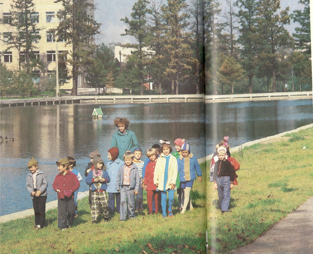 1729872 Группа ютимовцев детсада МСХА на прогулке у Среднего Фермского пруда.jpg