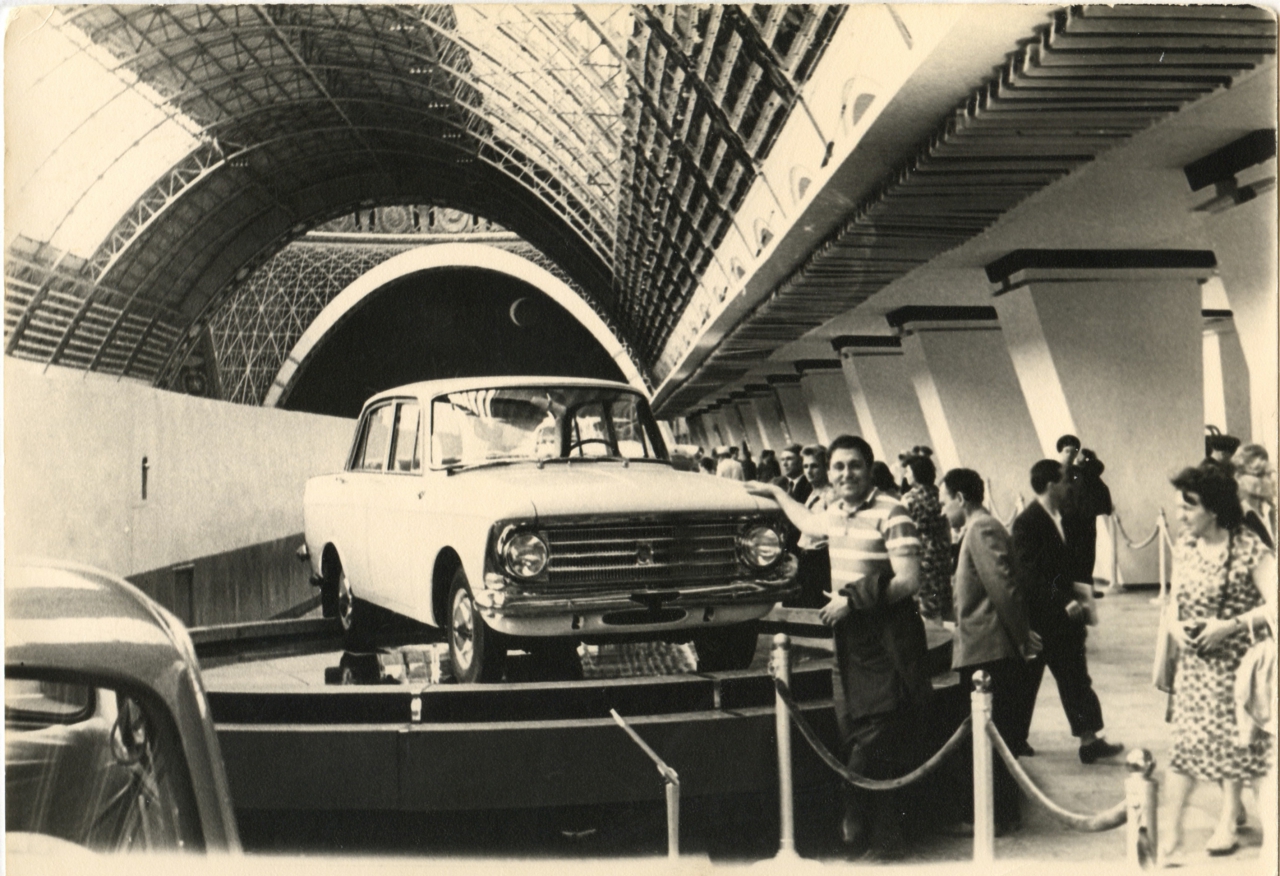 1715416 Выставка автомобилей в павильоне «Космос».jpg