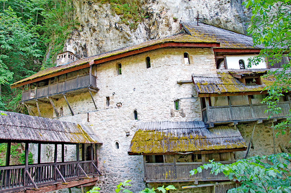Pešter,_Manastir_Crna_Reka_(Pester_Plateau_in_Serbia,_Monastery_Crna_Reka)_7734.NEF.jpg