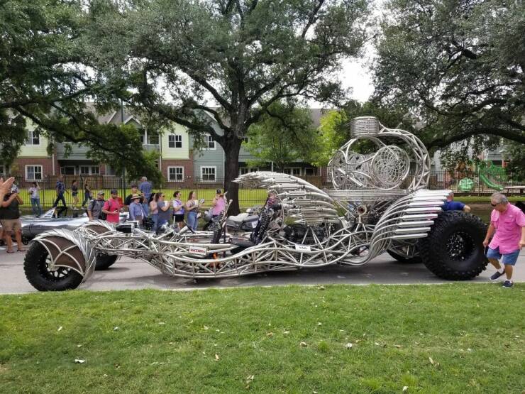wild_and_wacky_rides_insane_vehicle_modifications_640_01[1].jpg