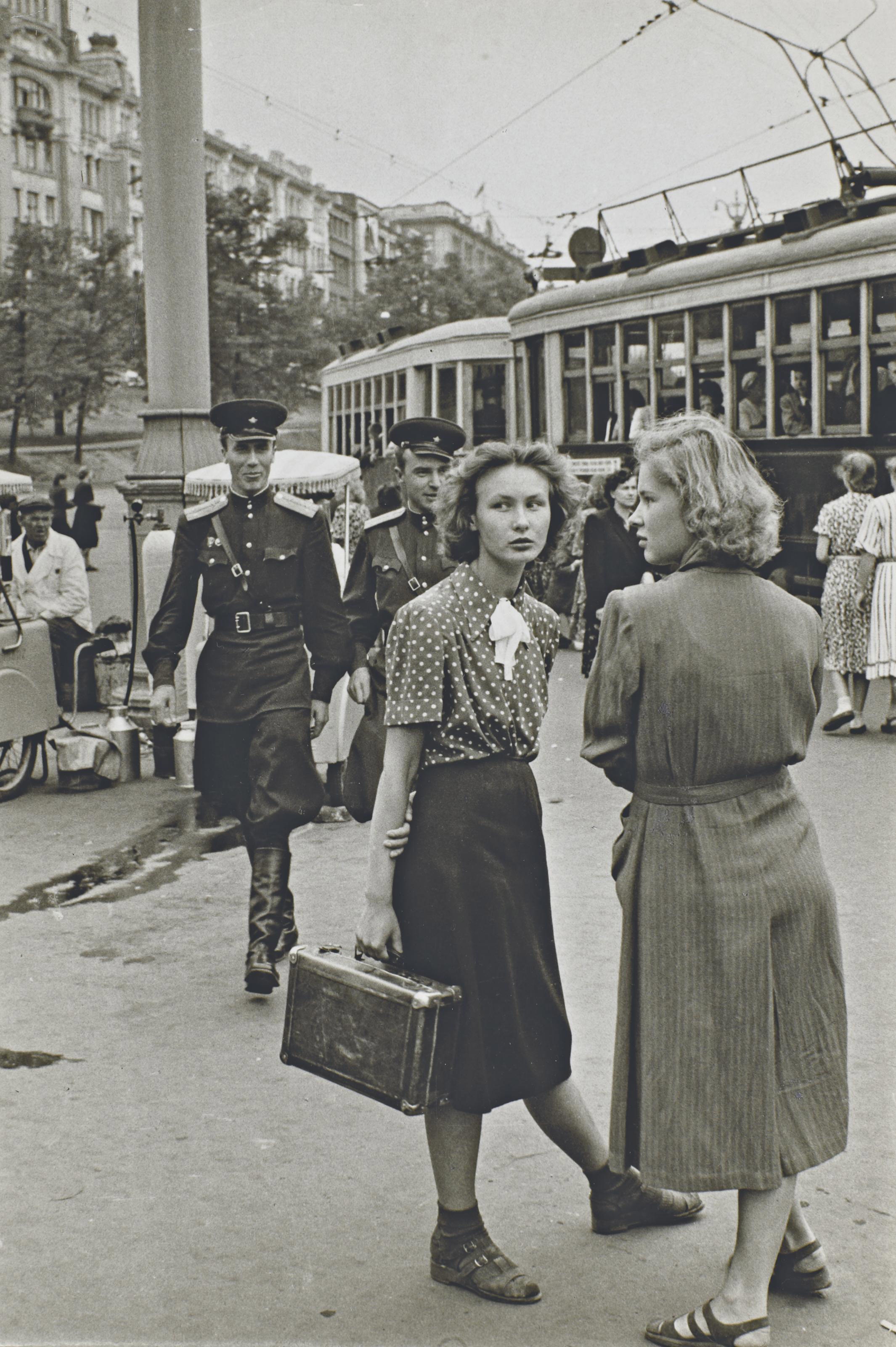 2011_PAR_01048_0093_000(henri_cartier-bresson_moscou_union_sovietique_1954080111)[1].jpg