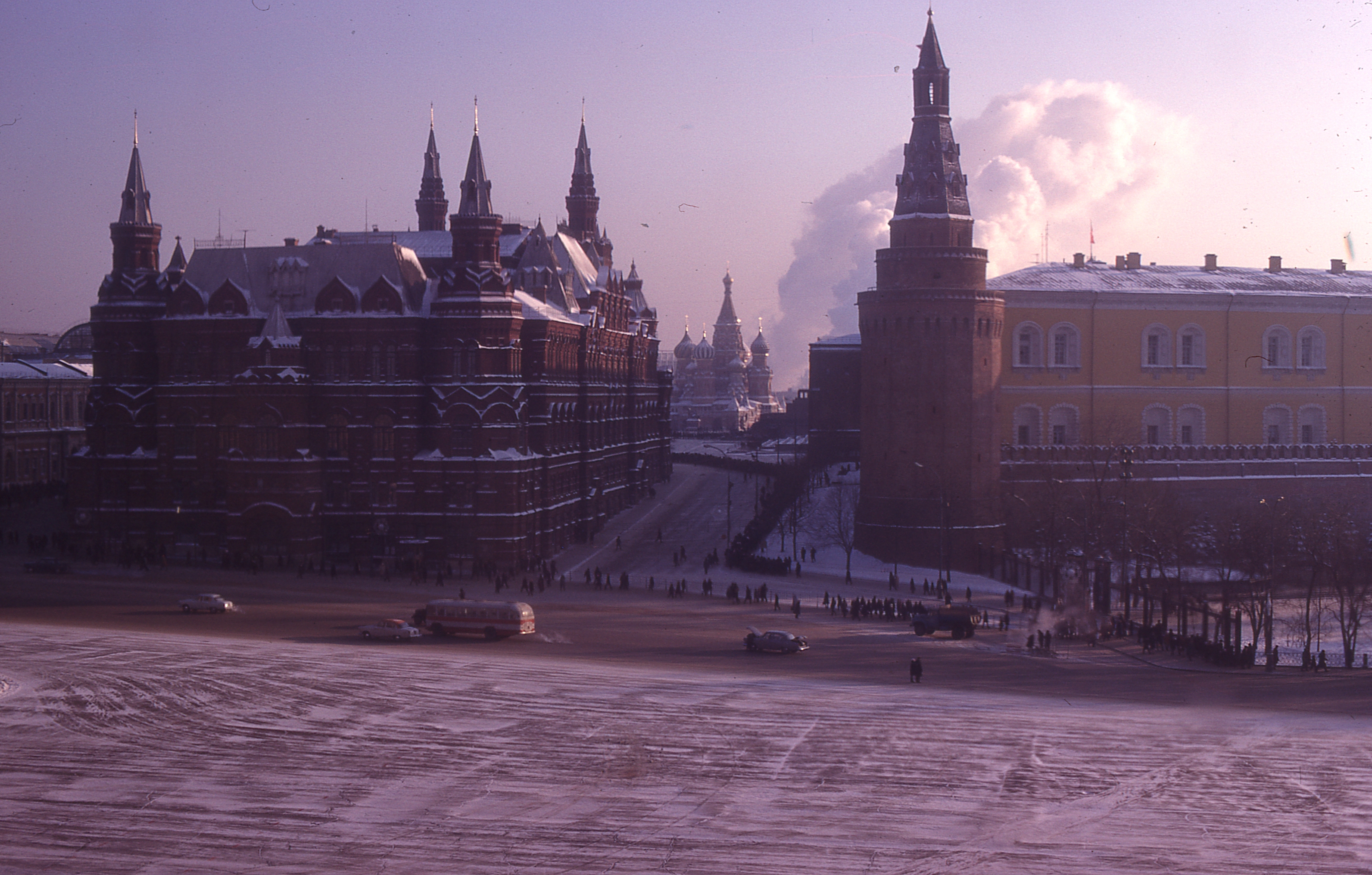 kenprichard-007-1970-moscow-from-hotel---line-to-lenins-tomb_24141416251_o.jpg
