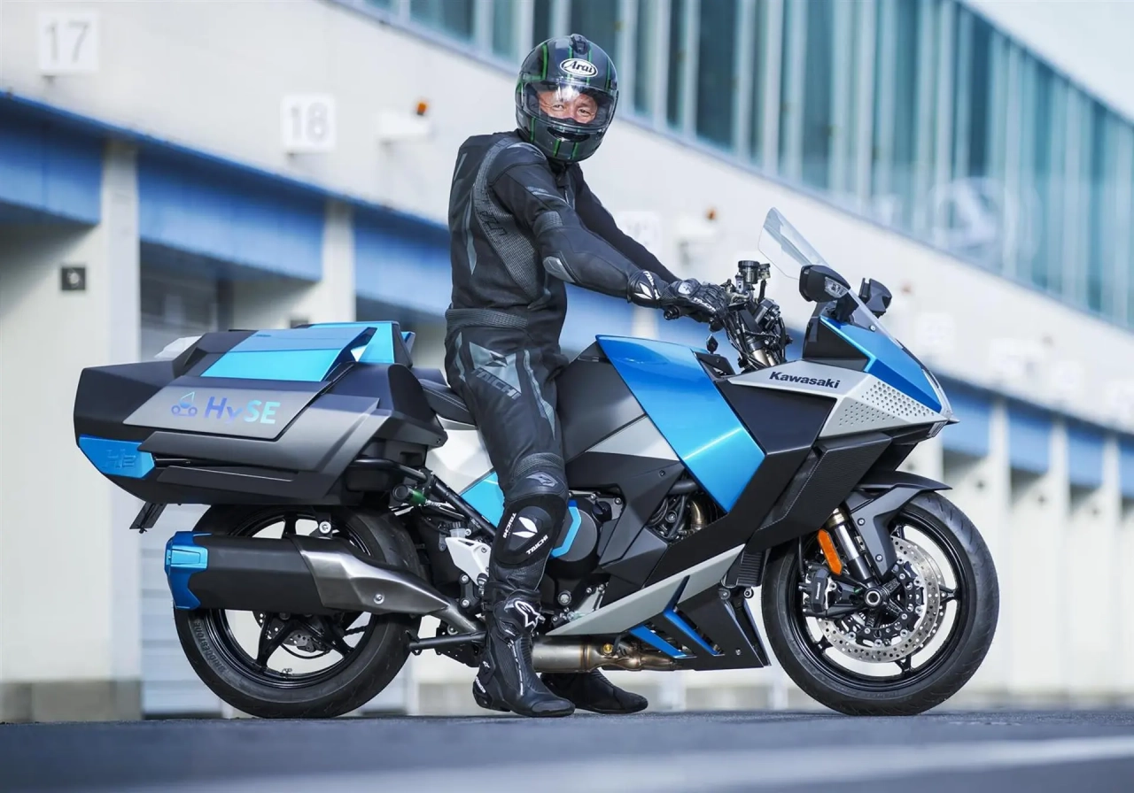 Подробнее о "Kawasaki первой публично протестировала мотоцикл с водородным двигателем"