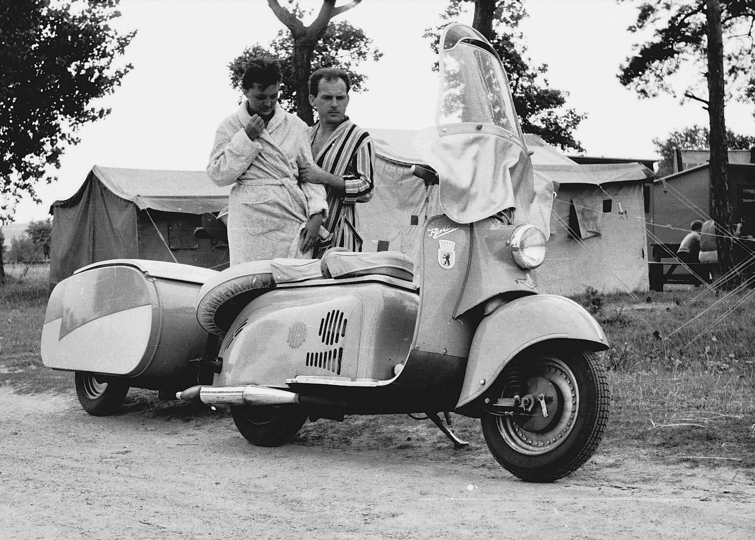 IWL_SR59_Berlin_robogó,_camping_utánfutóval._Fortepan_16409.jpg