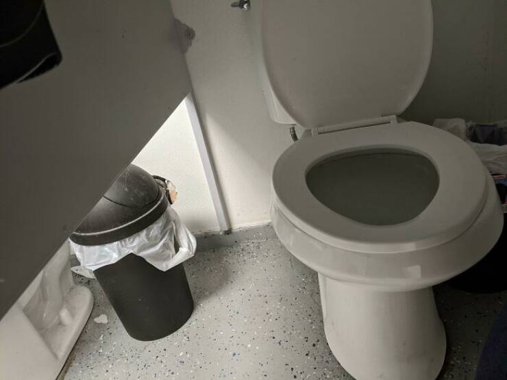 epic_bathroom_design_fails_thatll_leave_you_scratching_y-22[1].jpg