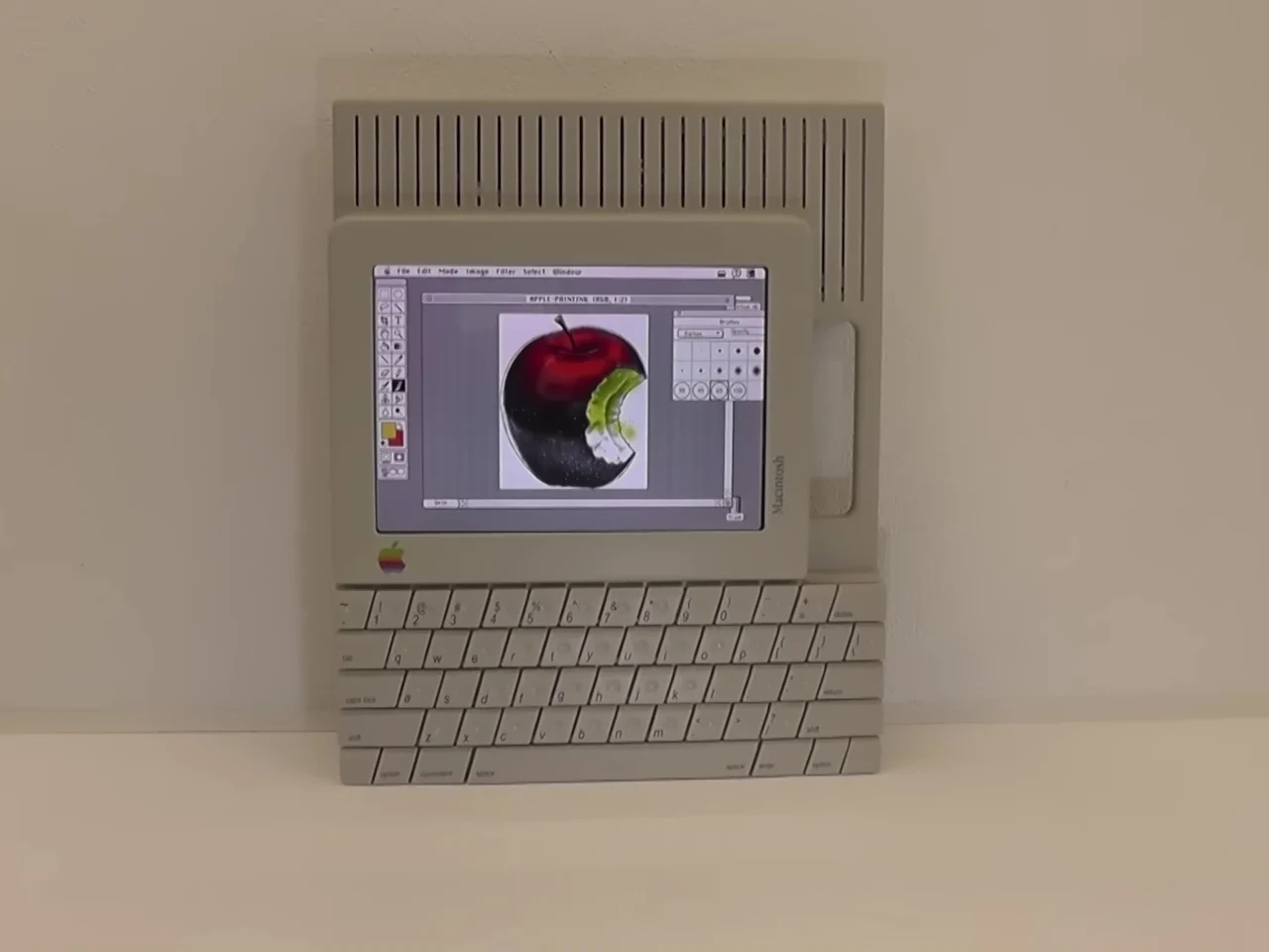 Подробнее о "Концепция планшета Apple FlatMac 1980-х годов становится реальностью в этом гибриде на Raspberry Pi"