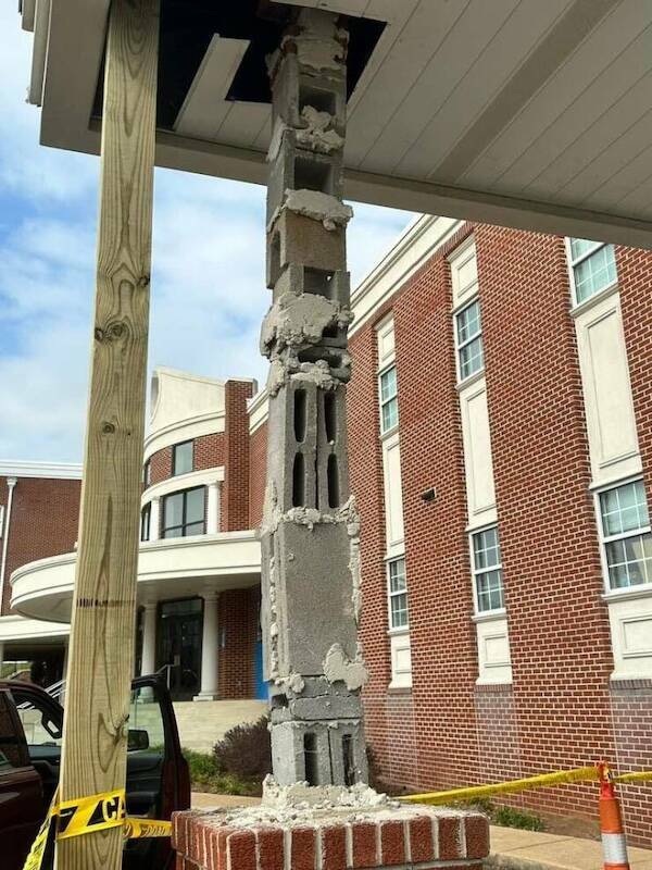 hilarious_construction_fails_that_defy_logic_640_high_02[1].jpg