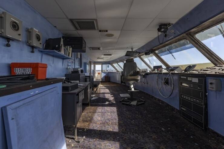 haunting_images_from_a_deserted_cruise_ship_640_04.jpg
