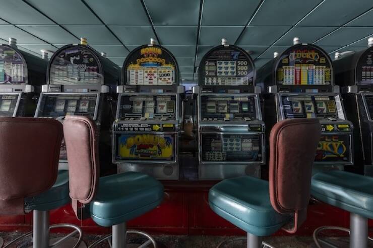 haunting_images_from_a_deserted_cruise_ship_640_05.jpg