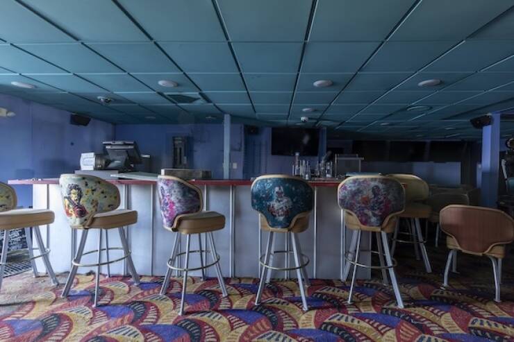 haunting_images_from_a_deserted_cruise_ship_640_06.jpg