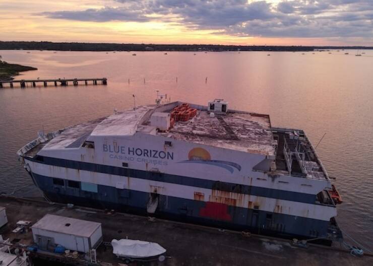 haunting_images_from_a_deserted_cruise_ship_640_07.jpg