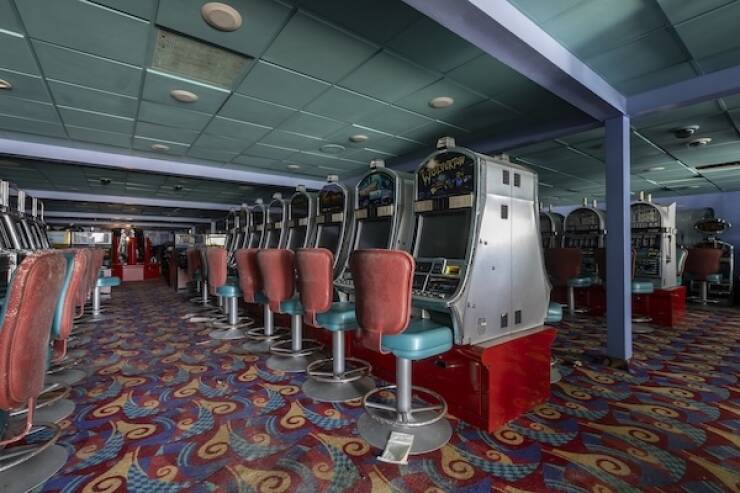 haunting_images_from_a_deserted_cruise_ship_640_08.jpg