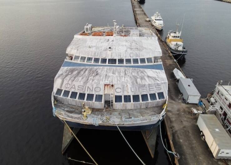 haunting_images_from_a_deserted_cruise_ship_640_11.jpg