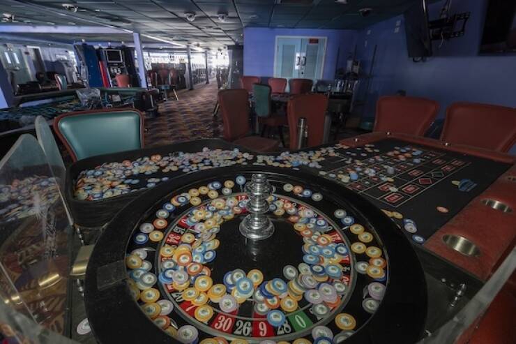haunting_images_from_a_deserted_cruise_ship_640_12.jpg