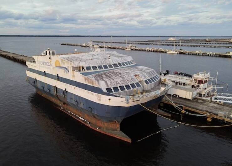 haunting_images_from_a_deserted_cruise_ship_640_13.jpg